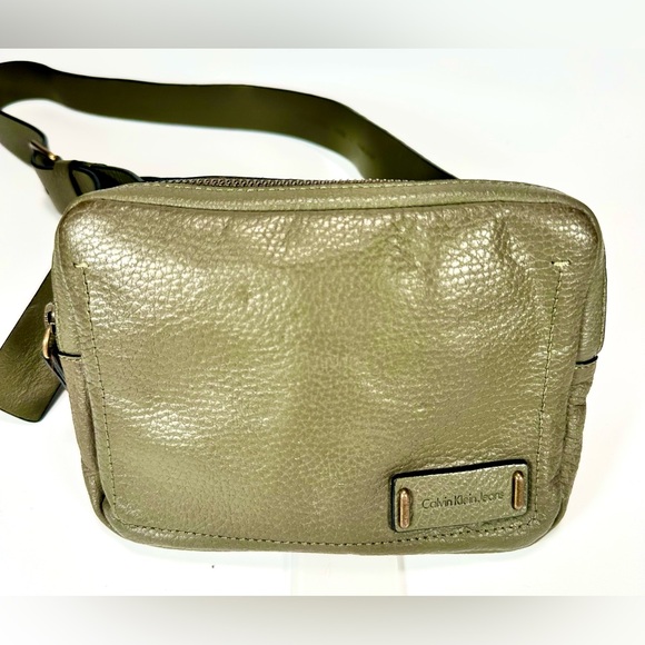 Calvin Klein Unisex Pebble Leather Fanny Bag in Olive - Picture 4 of 10